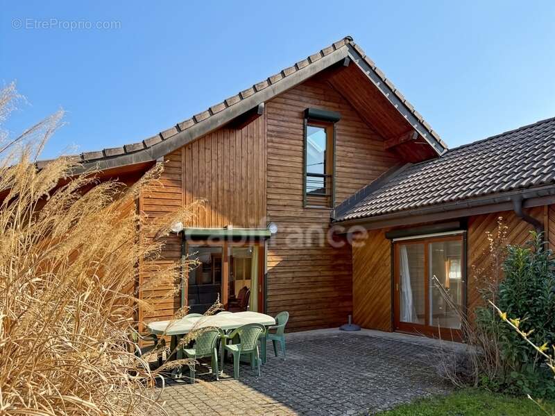 Maison à SAINT-GENIS-POUILLY