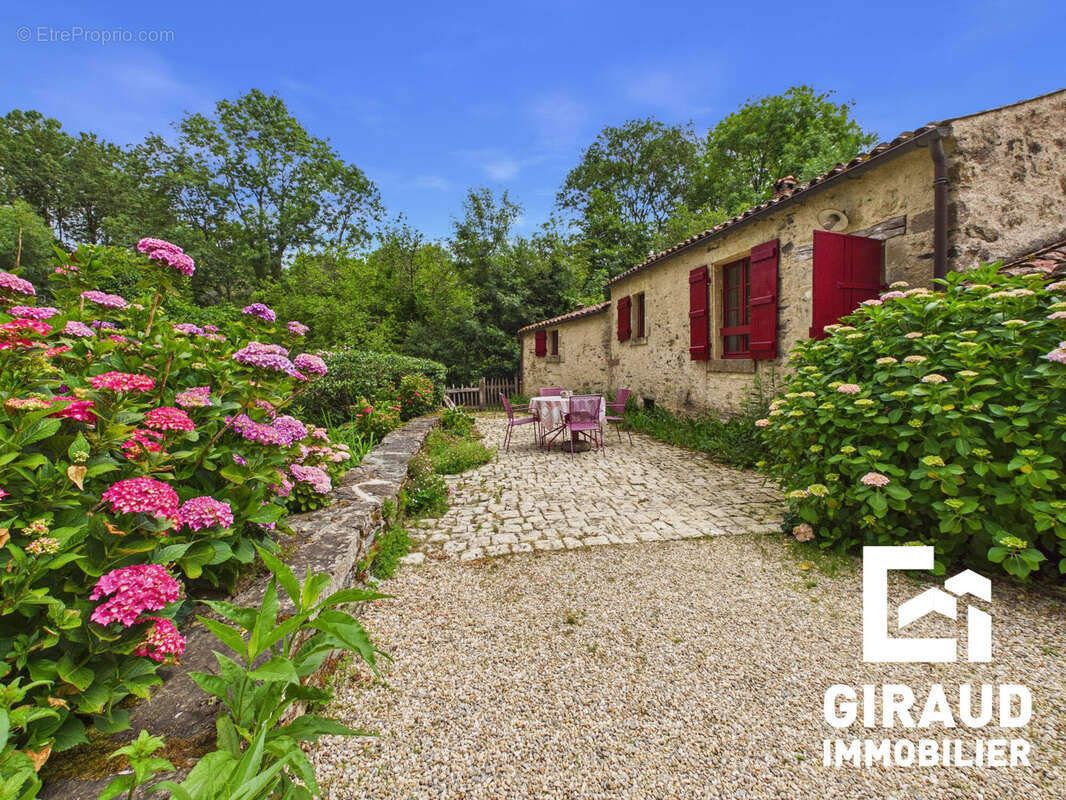 Maison 288 m² à Vouvant  - photo 4
