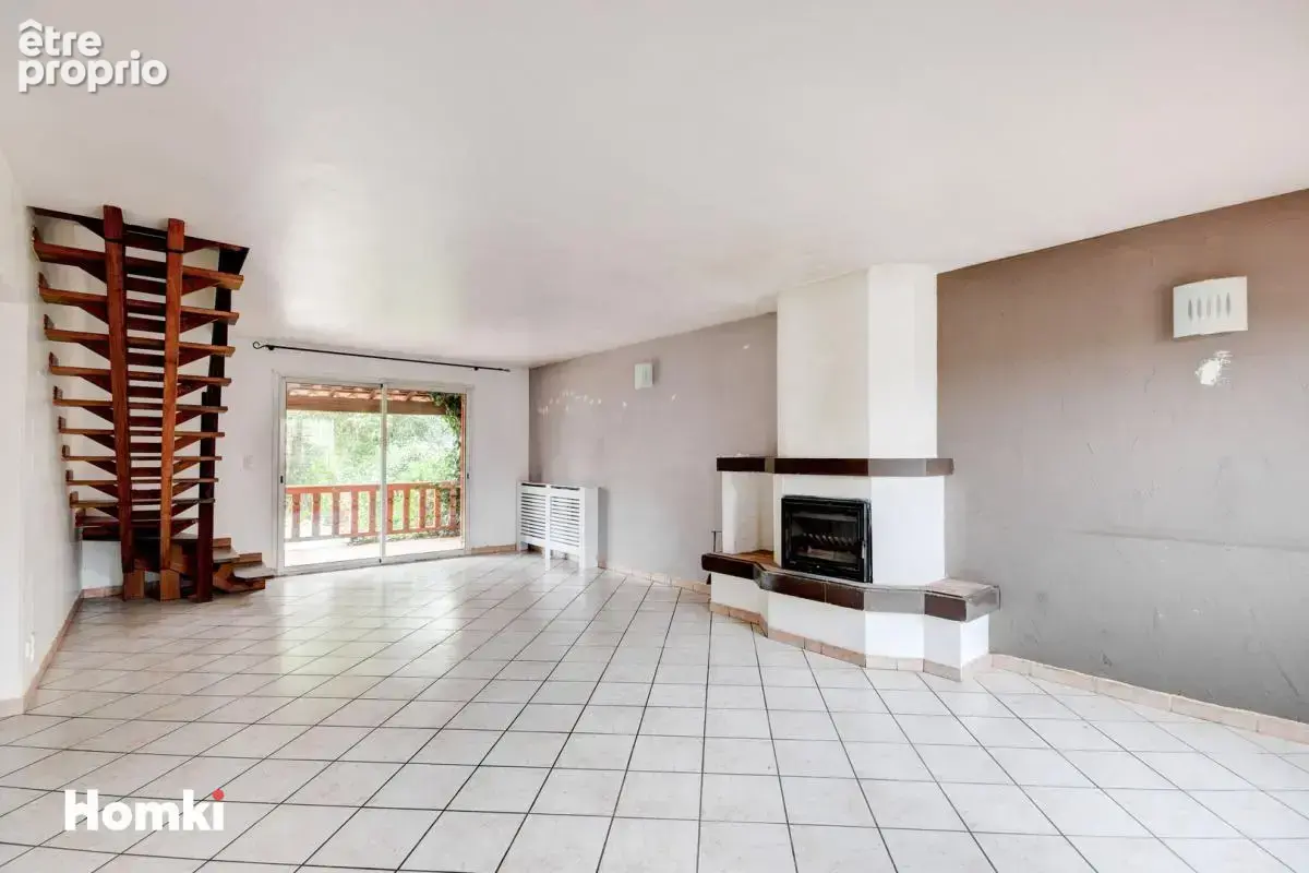 Villa de type 4 jumelee d'un cote avec 2 terrasses un jardin et garage - photo 2