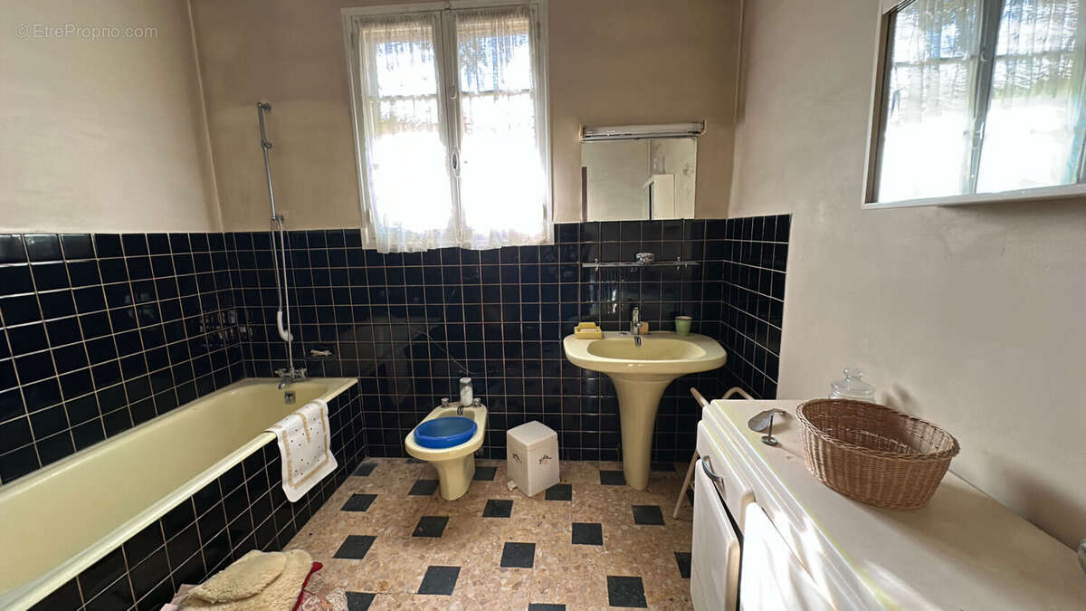 Maison de 217 m² à vendre en coeur de ville avec 2 appartements indépendants, terrain de 575 m² et fort potentiel d'aménagement - photo 6
