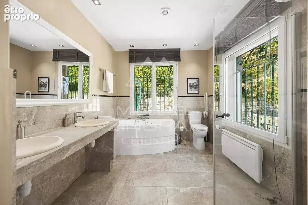 Grasse – Élégante villa rénovée avec piscine et vue dégagée - photo 10