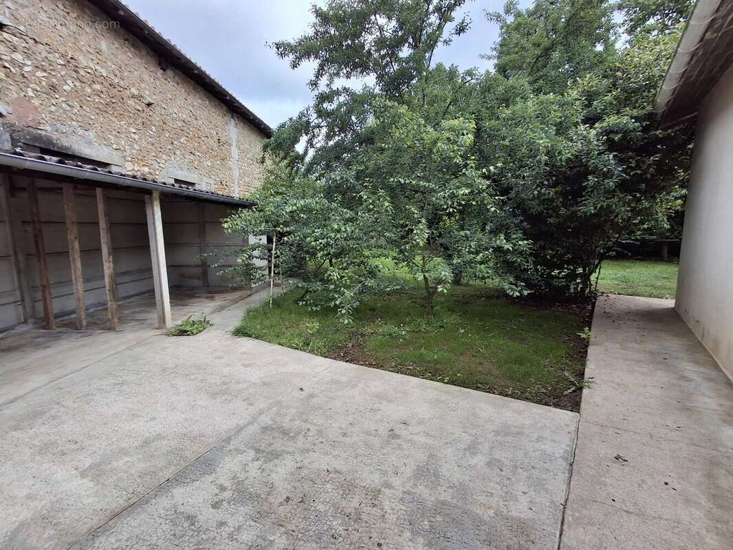 Maison 105 m² à Chasseneuil-Sur-Bonnieure  - photo 3