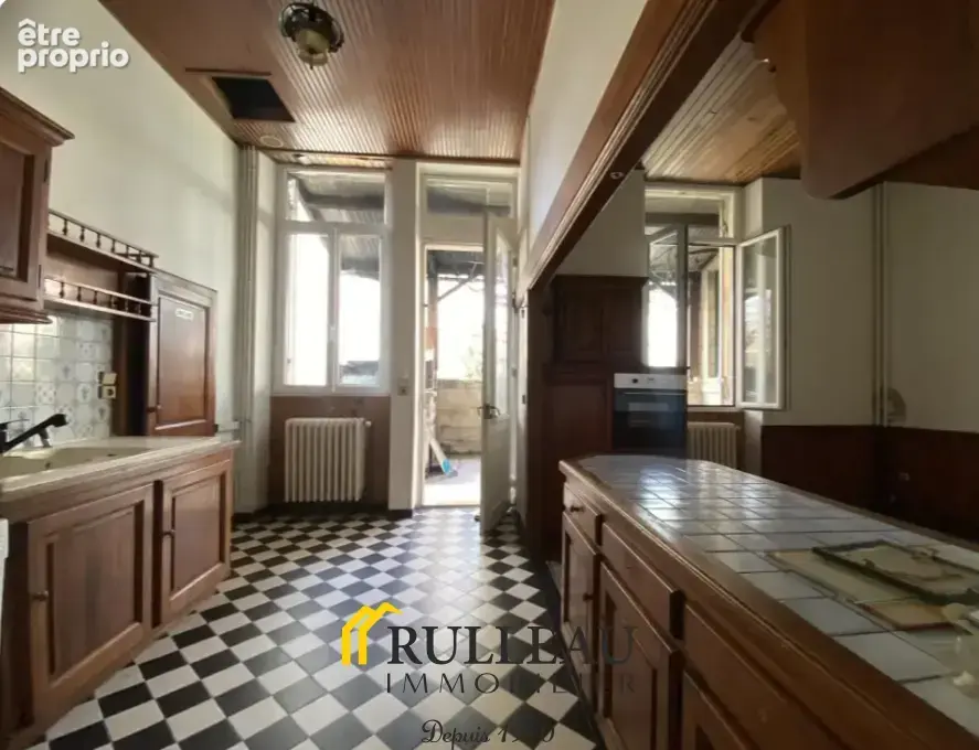 Ensemble immobilier 320 m2 avec dépendances en centre-ville de Saint-Savin - photo 6