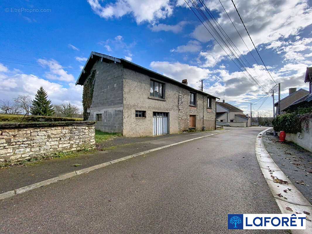 Maison à MONTIGNY-MORNAY-VILLENEUVE-SUR-VINGEANNE