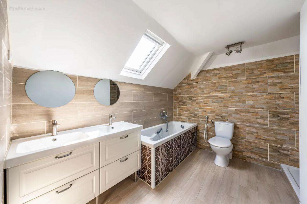 Maison à VARENNES-JARCY