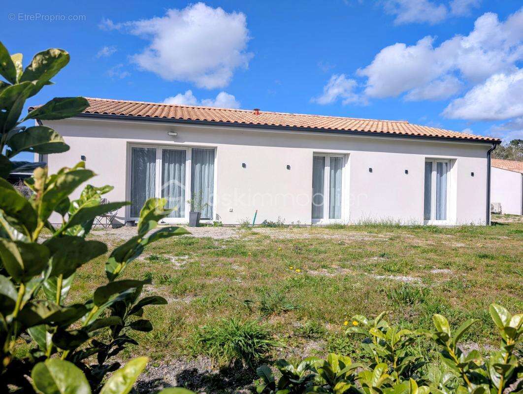 Maison à SAINT-YZAN-DE-SOUDIAC