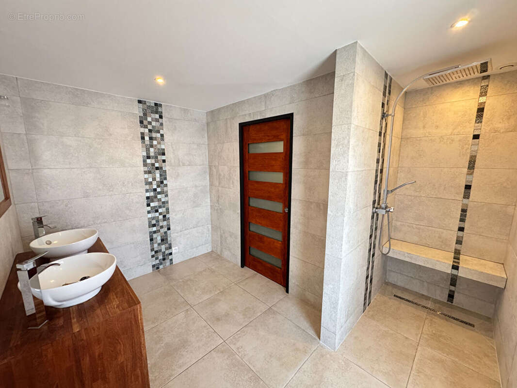A VENDRE - La Montagne proche Ruisseau Blanc - Villa contemporaine T7 avec piscine, garage et vue mer - photo 11