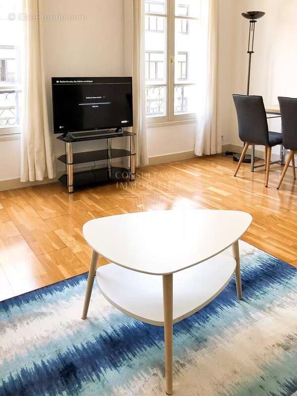 Exclusivité - passy / trocadéro - grand studio - vendu meuble - - photo 3