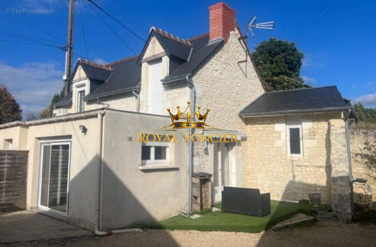 Propriété à VENDRE : maison d'habitation de 82 m2, appartement de 35 m2, une maison à réhabiliter de 40 m2  - Maison à MARCILLY-SUR-VIENNE