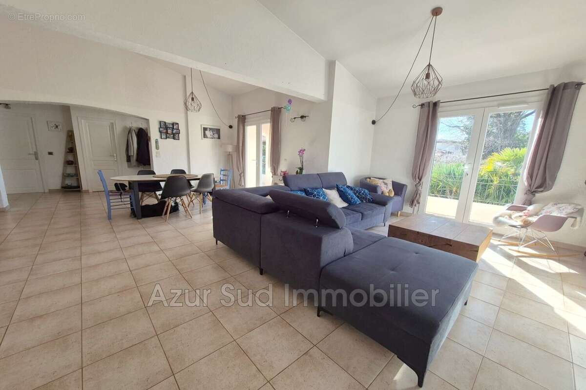 Maison à SAINT-CEZAIRE-SUR-SIAGNE