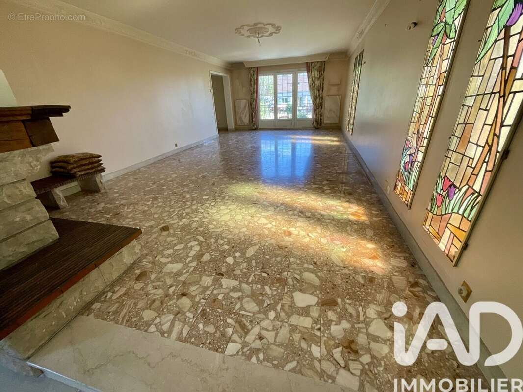 Maison 172 m² à La Ville-Du-Bois  - photo 4