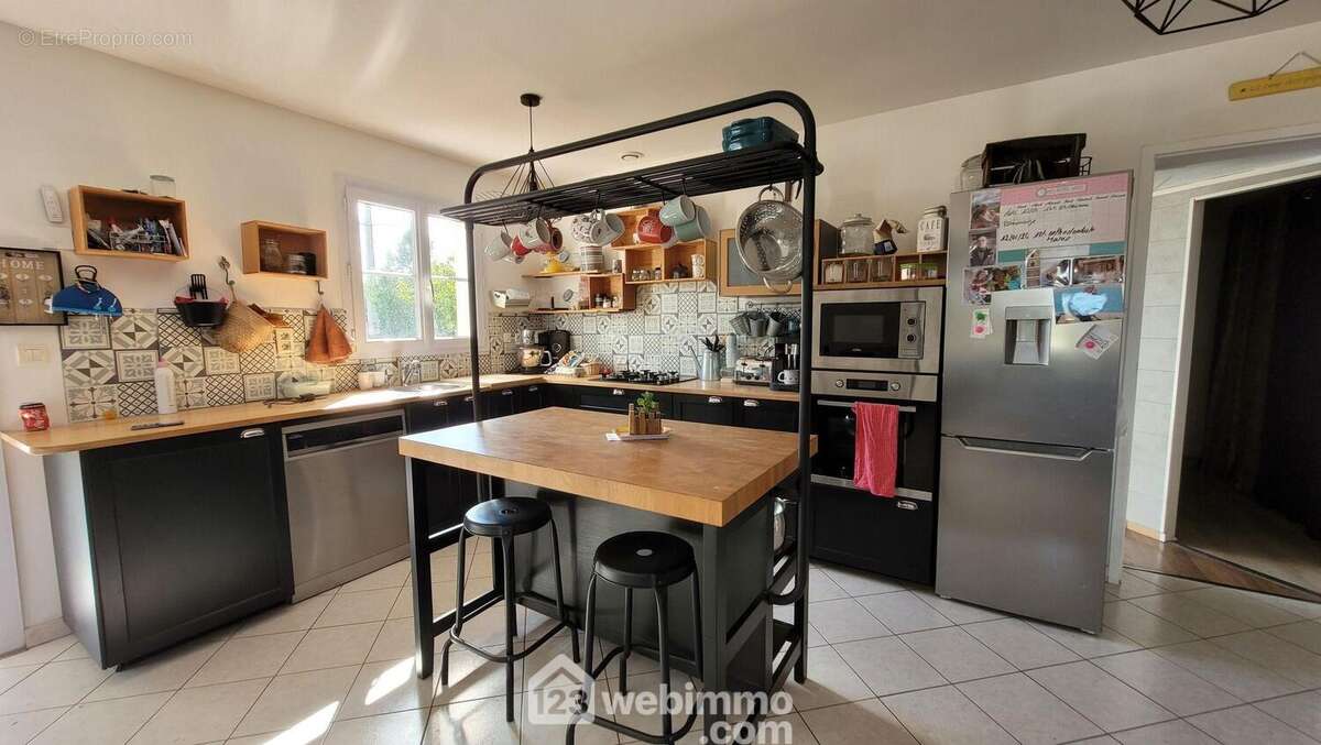 Cuisine avec ilot central - Maison à LA JONCHERE