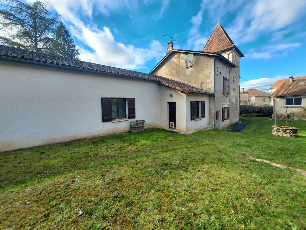 Maison à CHAMPAGNAC-DE-BELAIR