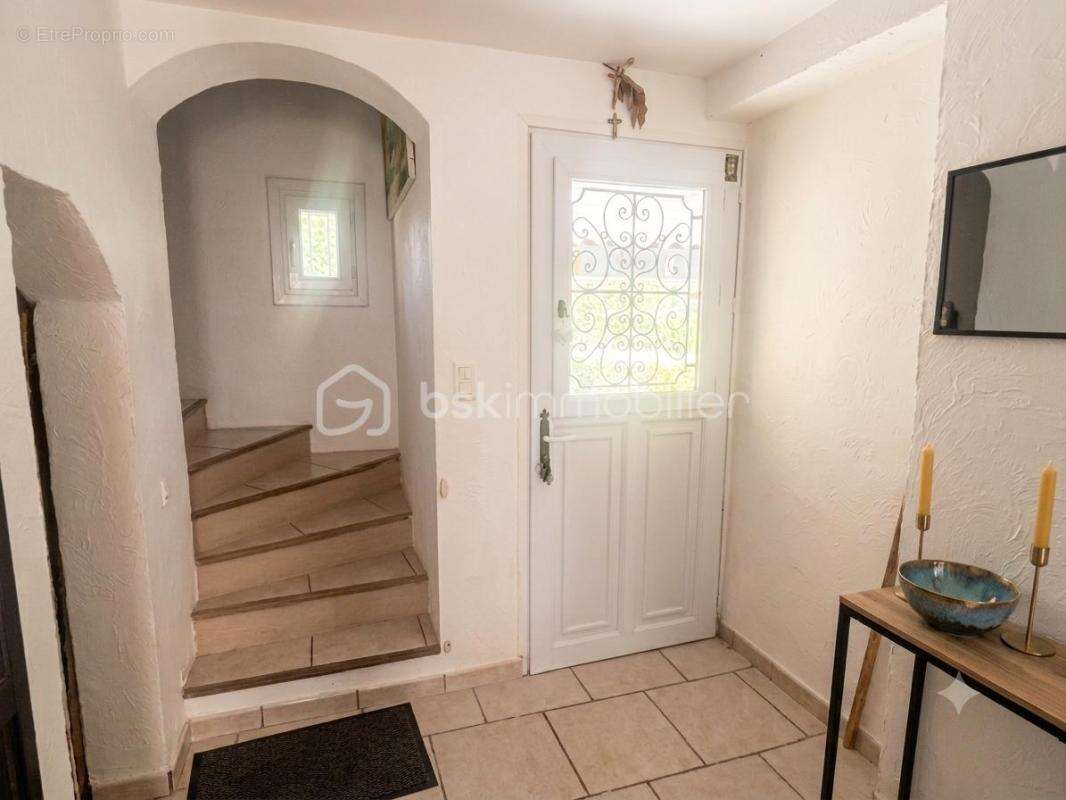 OLLIOULES – FAVEYROLLES - Maison familiale T9 de 160 m² avec annexes, piscine et terrain de 2 000 m² - photo 20