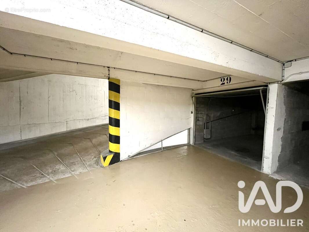 Parking 13 m² à Paris-7e  - photo 3