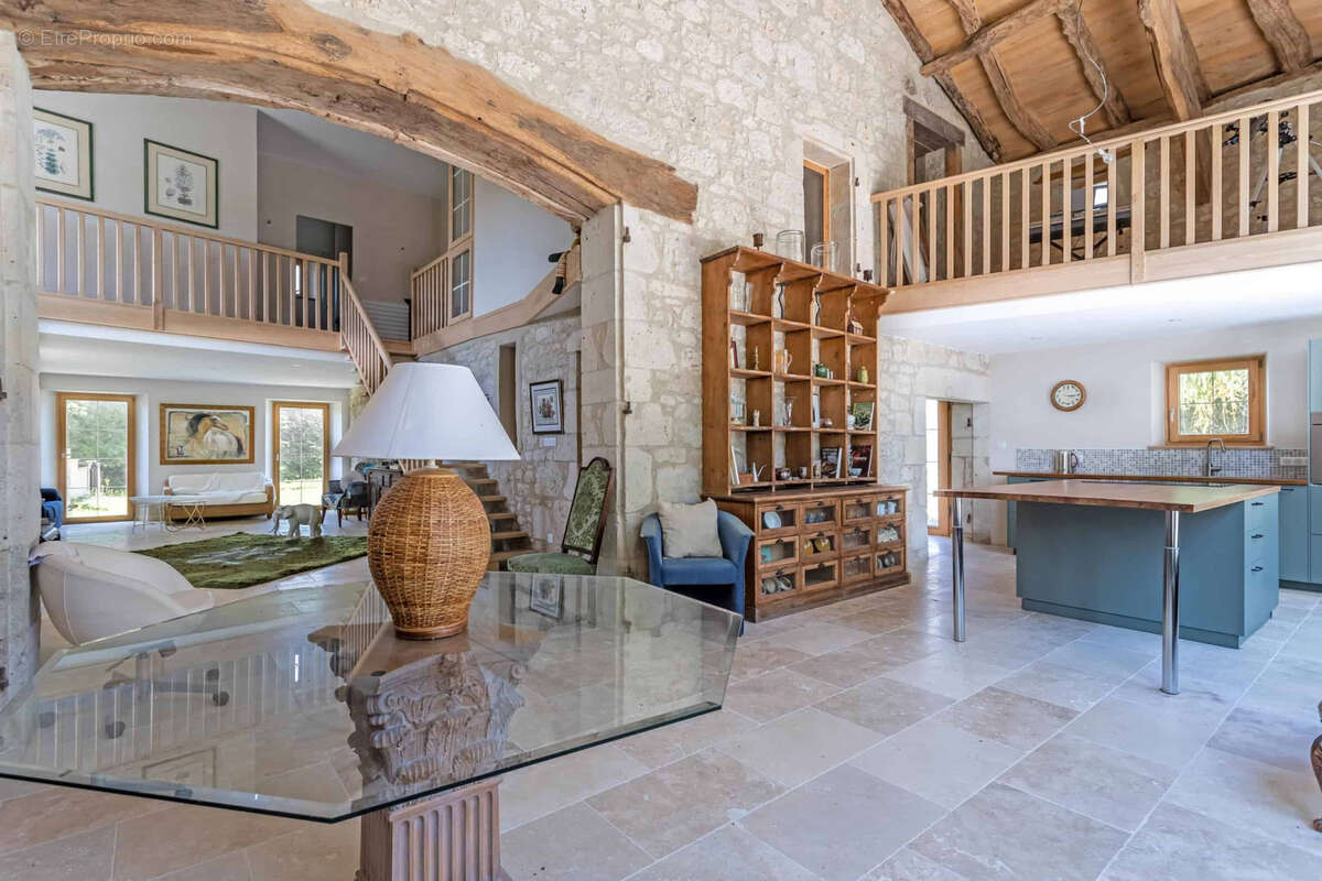 Stone property with renovation project - photo 16