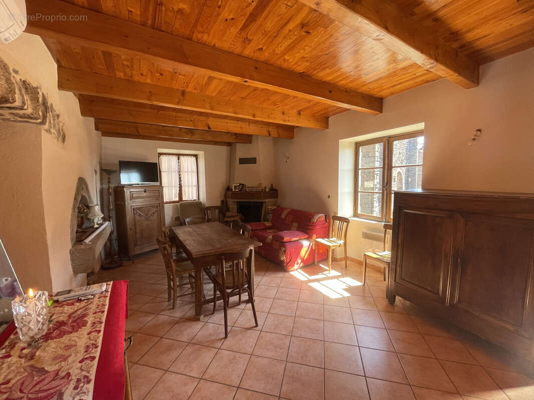 Maison à SAINT-VICTOR-ET-MELVIEU