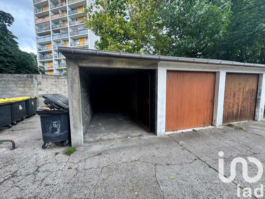Photo 2 - Parking à LA COURNEUVE