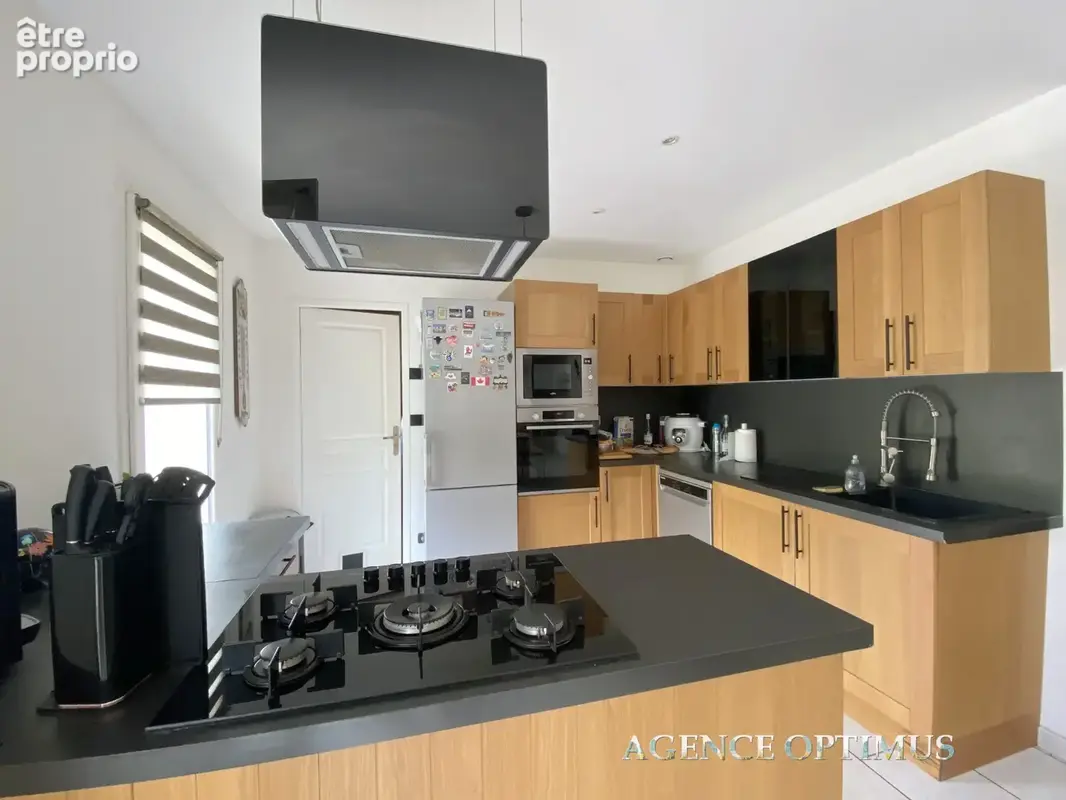 PAVILLON DE PLAIN-PIED - 3 chambres - Grand terrain clos 1400m2 - Piscine - Garage - VILLENEUVE LA GUYARD - photo 7