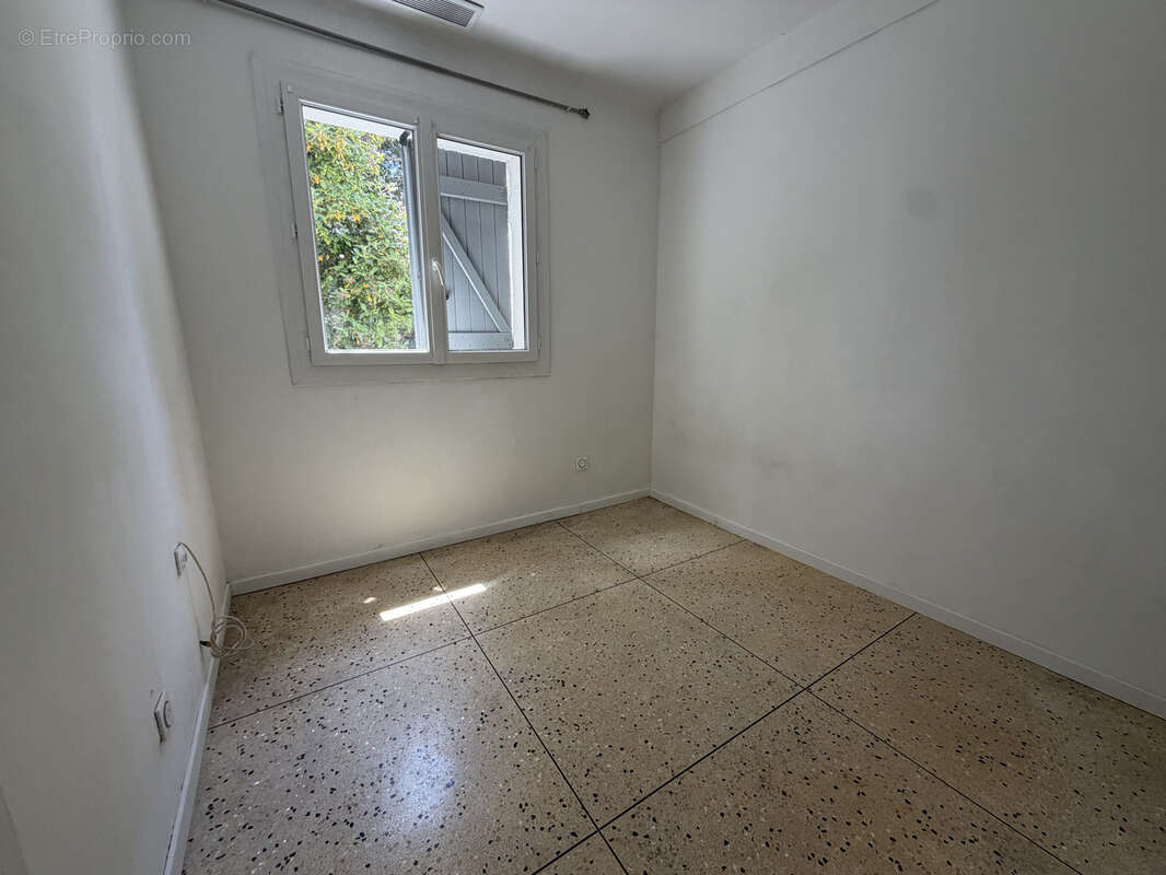 La seyne-sur-mer   maison individuelle avec vue dégagée, garage et dépendance - photo 6
