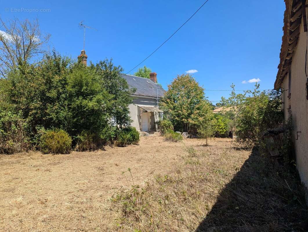 Charmante maison de campagne de 2 chambres avec de nombreuses granges au cœur de l'Indre - photo 11