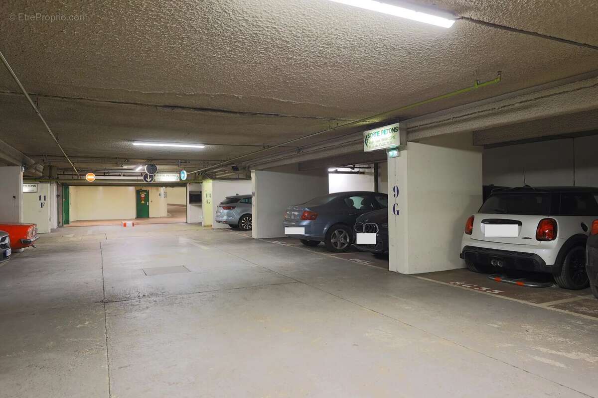 Parking à PARIS-3E