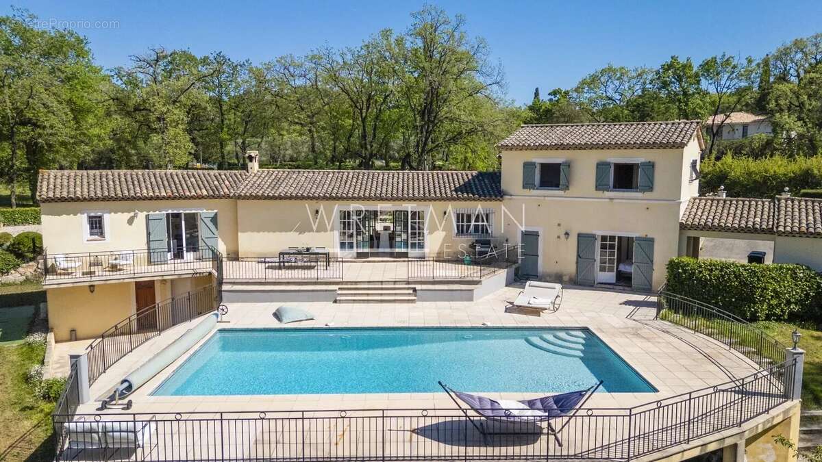 Maison à CHATEAUNEUF-GRASSE