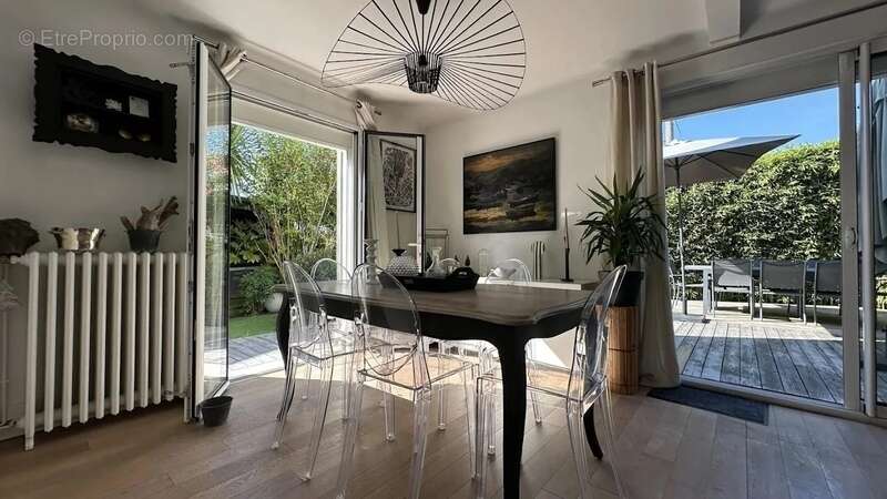Maison à vendre 7 pièces LA ROCHELLE (17) - photo 2