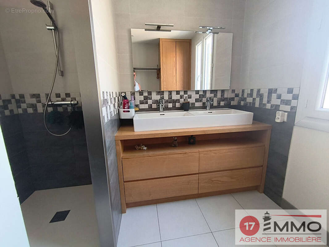 Maison familiale avec piscine, double garage et nombreuses dépendances - photo 12