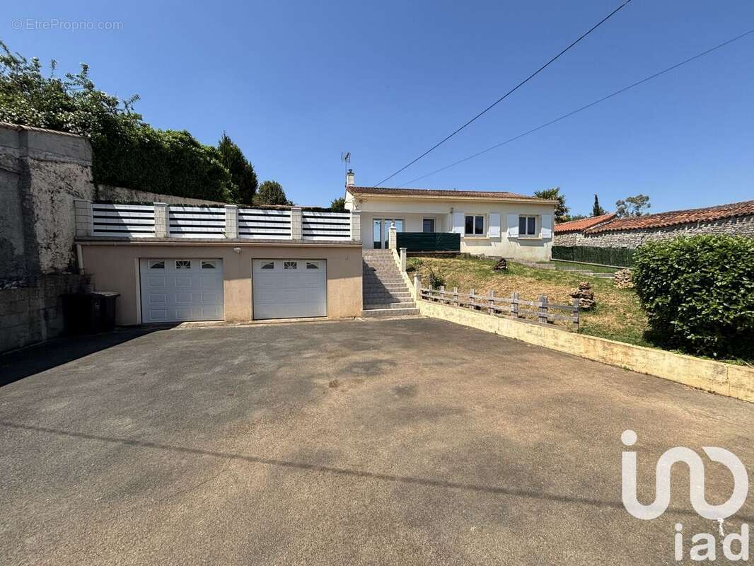 Photo 2 - Maison à MOUZEUIL-SAINT-MARTIN