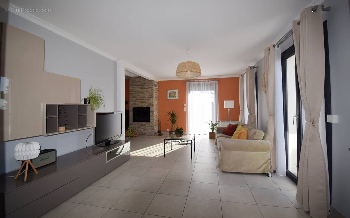 Maison à CREUZIER-LE-VIEUX