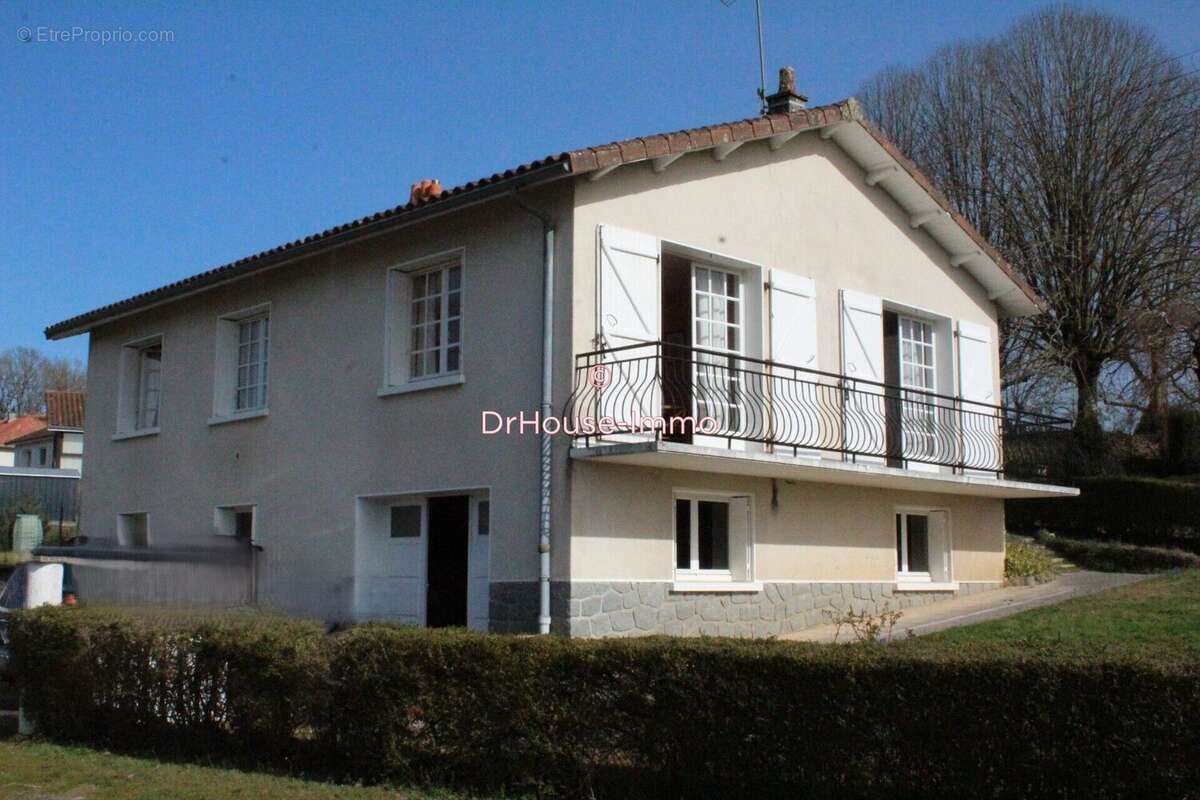 Maison 93 m² à Chabanais  - photo 8