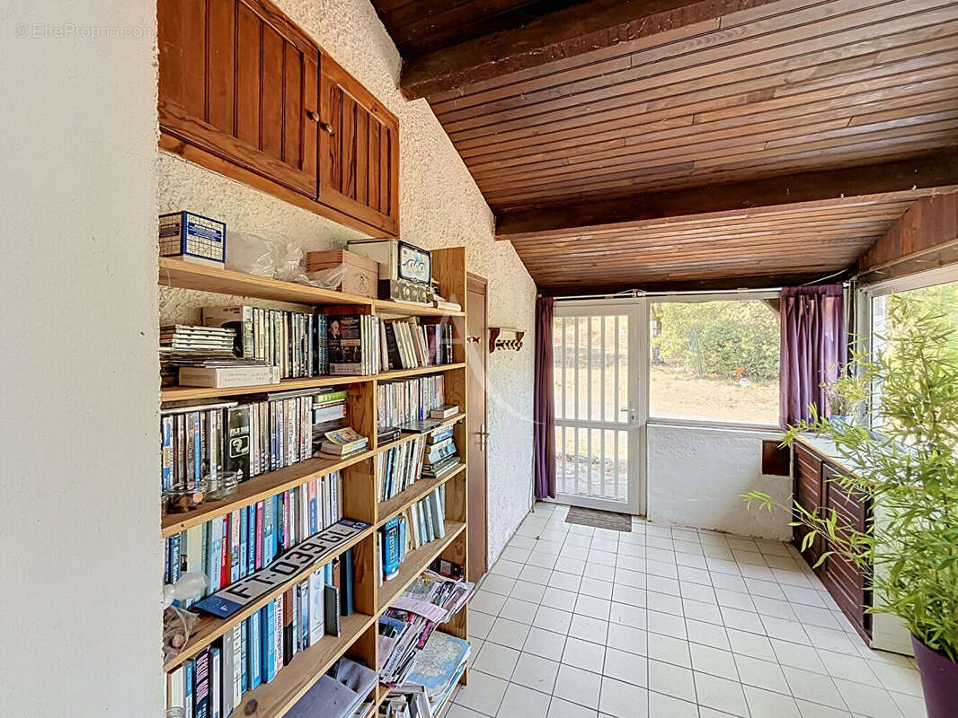 Maison familiale de 4 chambres avec piscine, jolie vue dégagée et 5 766m² de terrain. - photo 7