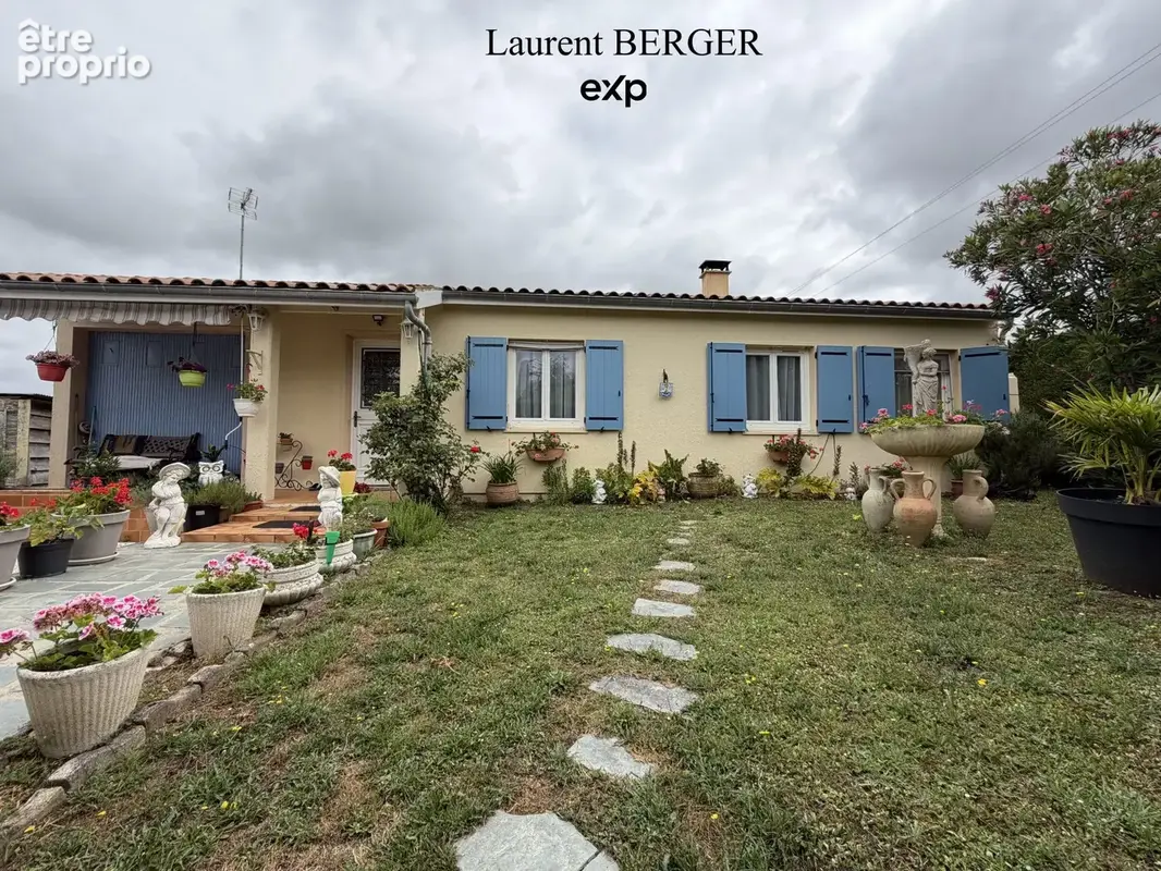 Façade. Laurent BERGER mandataire immobilier - Maison à FLEAC-SUR-SEUGNE