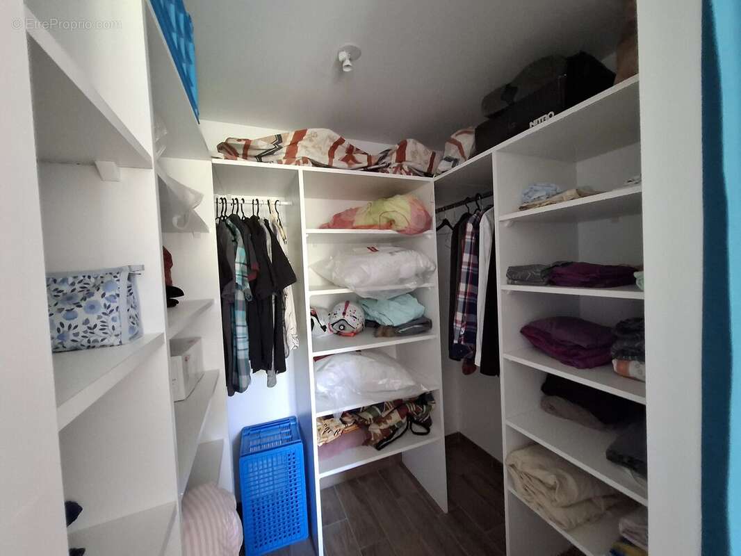 Maison familiale impeccable de 4 à 5 chambres, idéalement située à quelques minutes à pied de toutes les commodités. - photo 15