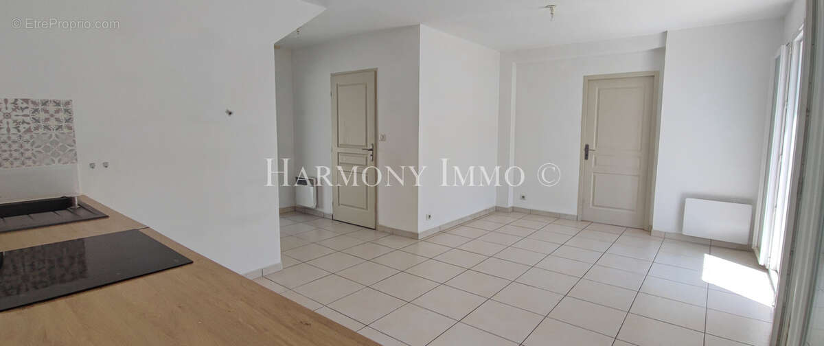 A vendre- A 300m de la plage! Maison T3 plus garage à Sanary-sur-mer 83 110(Var). - photo 3
