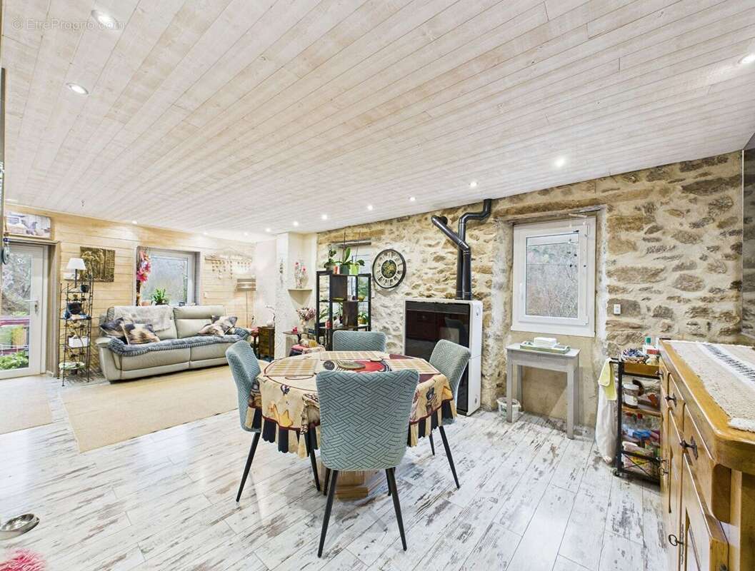 Maison à COLOMBIER-LE-VIEUX