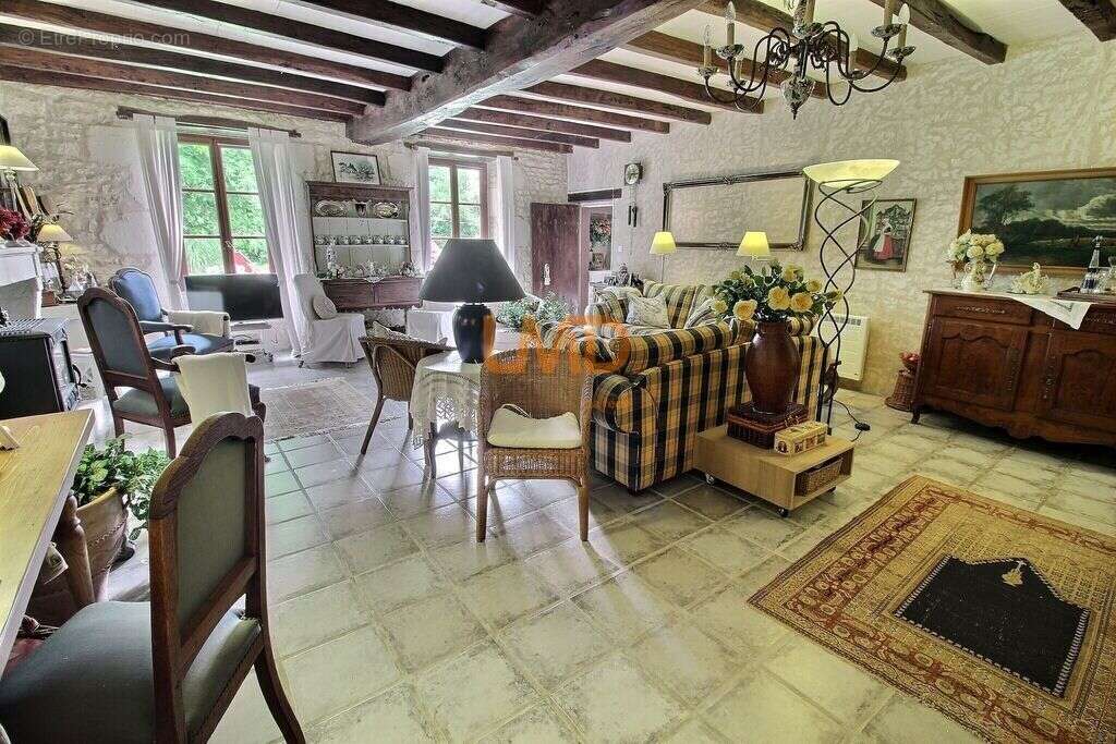 Maison de charme avec piscine et dépendances – 218 m² – (17400) - photo 2