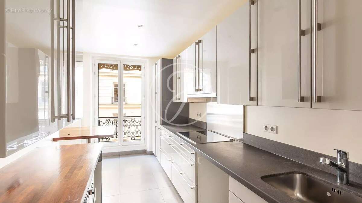 Appartement à PARIS-16E