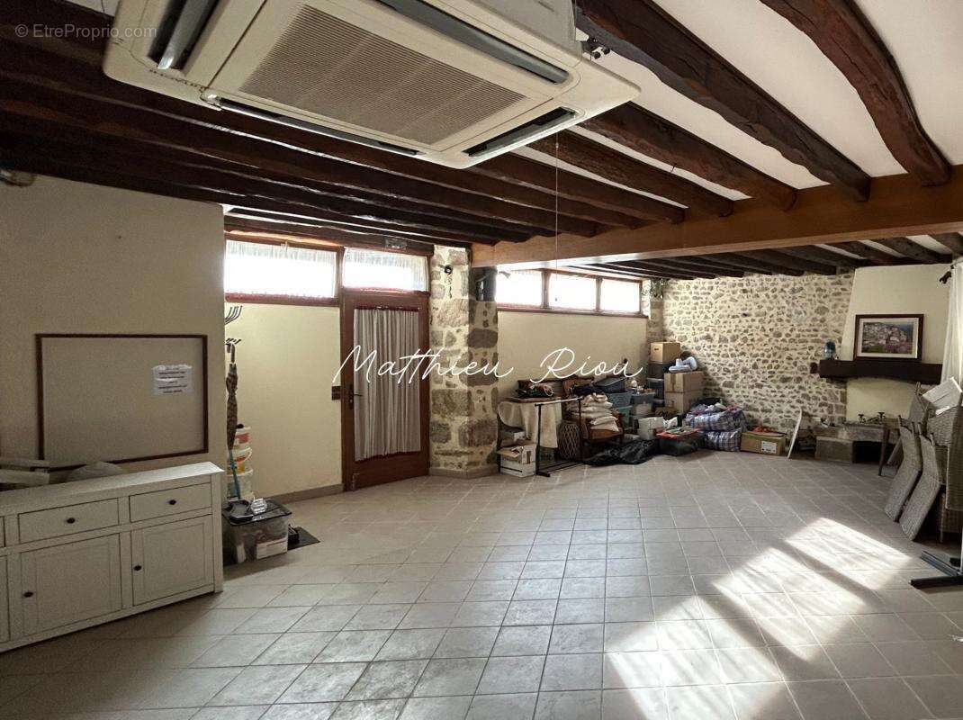 Commerce à SAINT-ETIENNE-DE-FURSAC