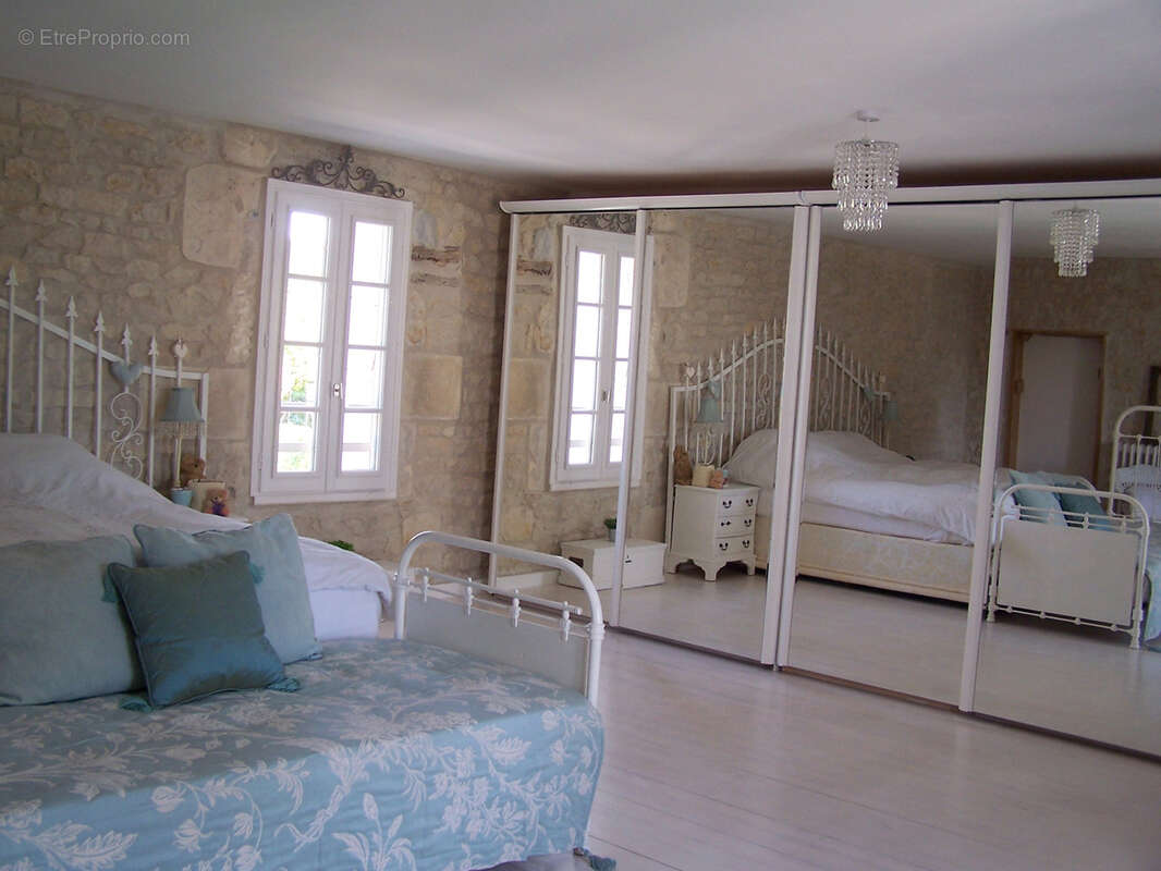 Maison à SAINT-JEAN-D'ANGELY