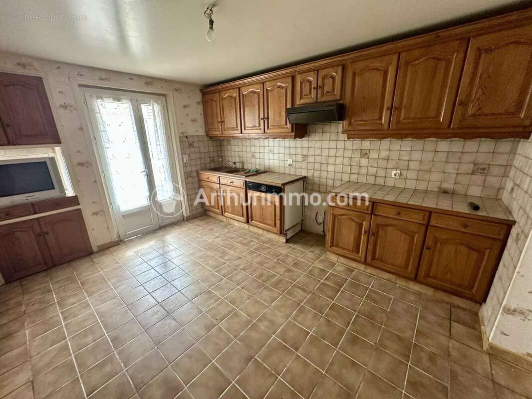 Ensemble immobilier avec local commercial, habitation et garages – Idéal investisseur - photo 9
