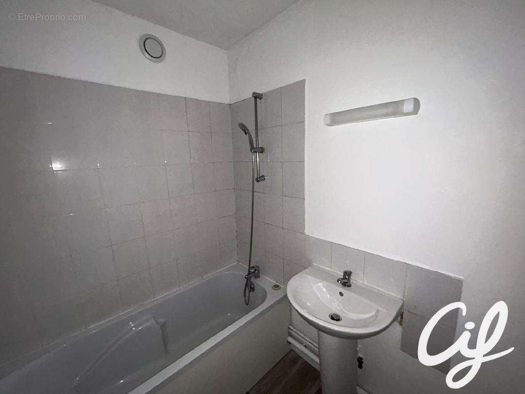 Appartement T3 SOTTEVILLE LES ROUEN - 70.2 m2  100 000 Euros - photo 4