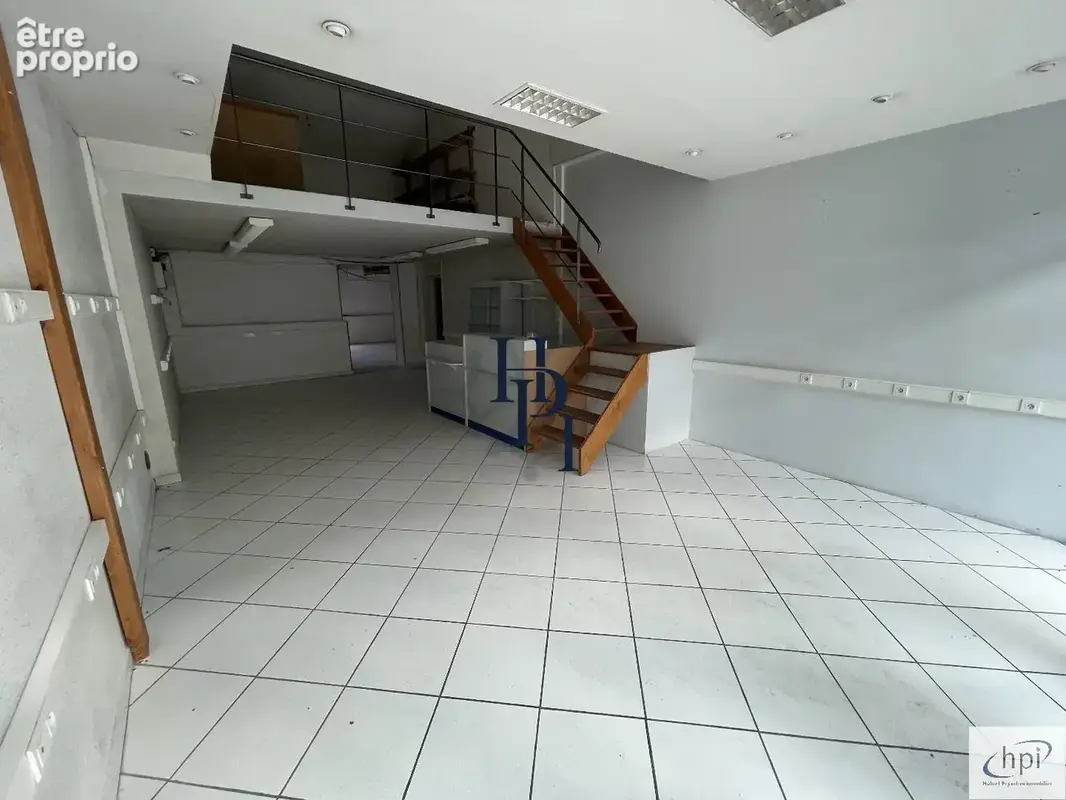Vente deux locaux commerciaux, dépôt, 12 garages et parking sur 974 m2 de terrain Saint Affrique - photo 11