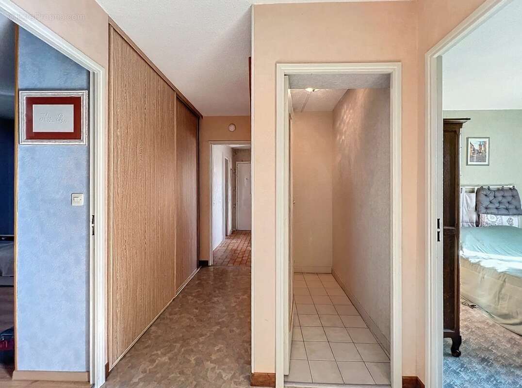 Couloir avec buanderie - Appartement à LE PONT-DE-CLAIX