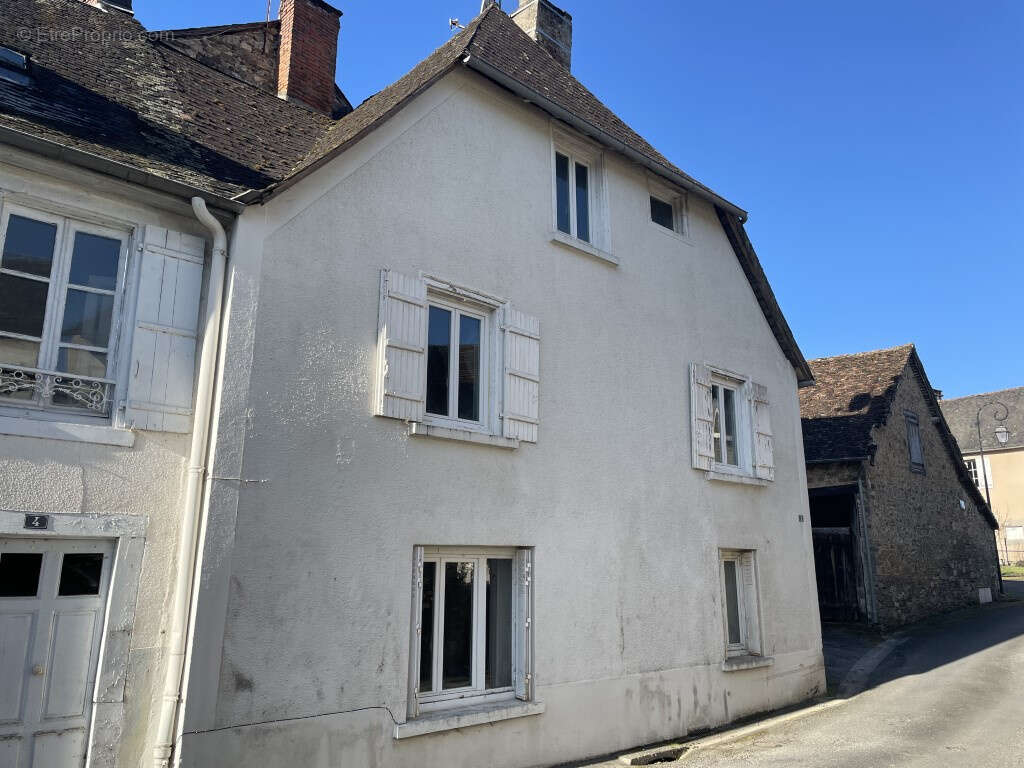 Dans le village d'Arnac-Pompadour - photo 3