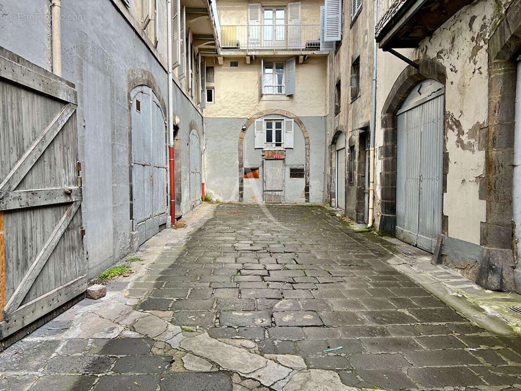PLATEAU CENTRAL beau studio très lumineux à rafraîchir - photo 9