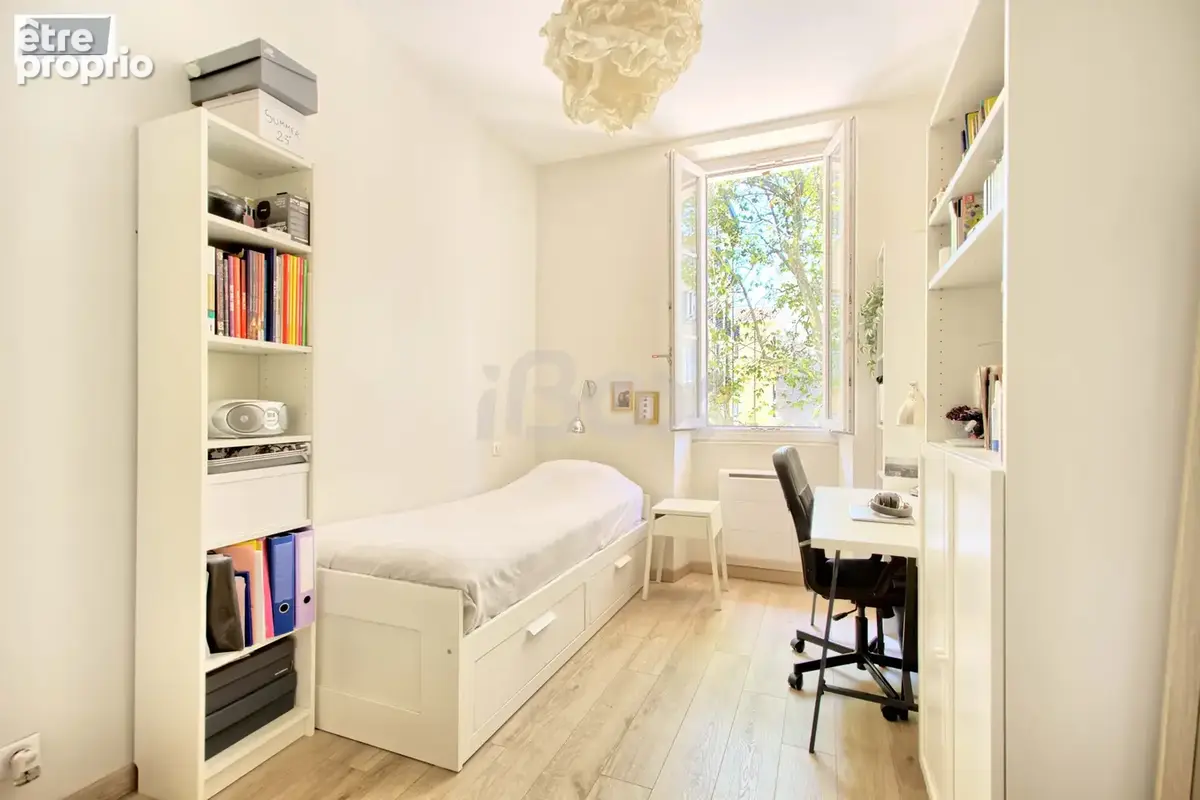 Toulon Haute Ville : Appartement refait à neuf traversant avec cave - photo 7