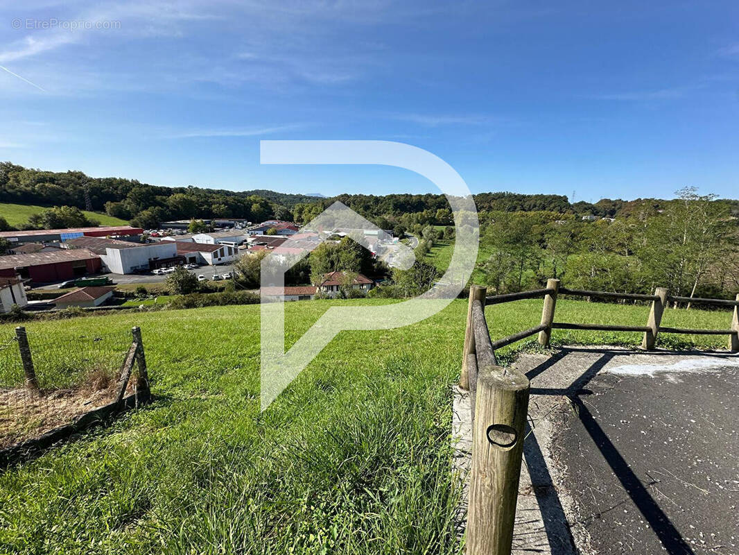 Terrain à SAINT-PIERRE-D'IRUBE