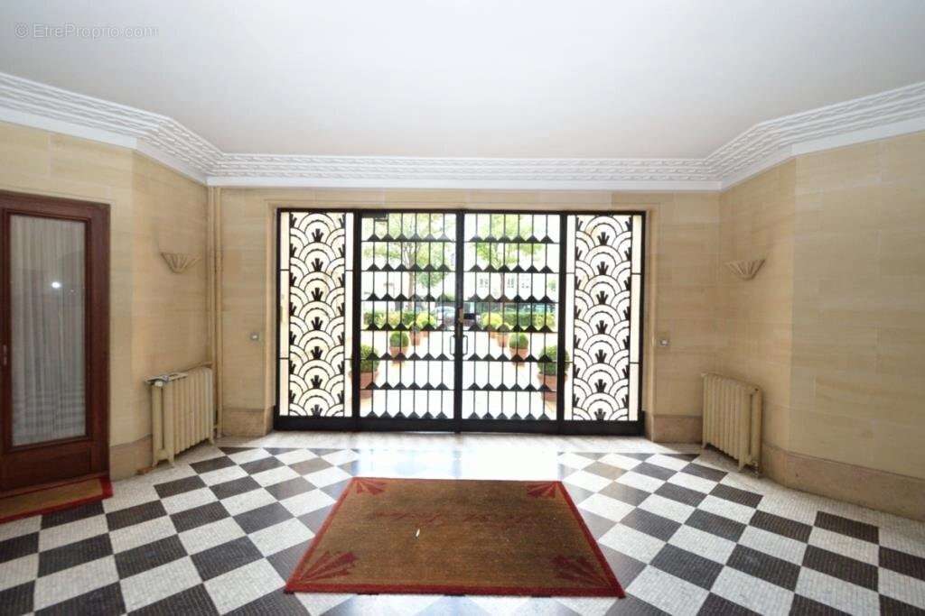 Appartement à PARIS-16E